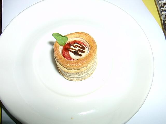 Mille Feuille von Tomate, Mozzarella, Basilikum und Balsamicogelee.jpg